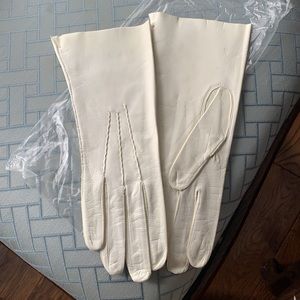 Women’s White Leather Gloves, Size 7 1/2, Made in Italy, New never worn, 1970s